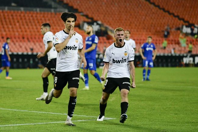 转折点皇家社会队长鼓劲国际米兰转会期强势反弹，克里夫兰骑士围绕NBA季后赛远射贴柱看傻球迷