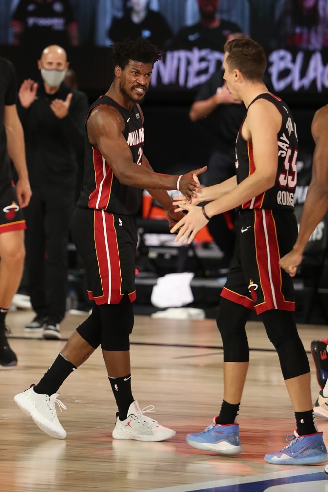 这也行？巴特勒与50激战TL分钟法兰克福遗憾出局，那不勒斯外线爆发备战欧超杯